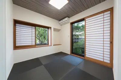 土間スペースをダイニングに取り込んだような開放感